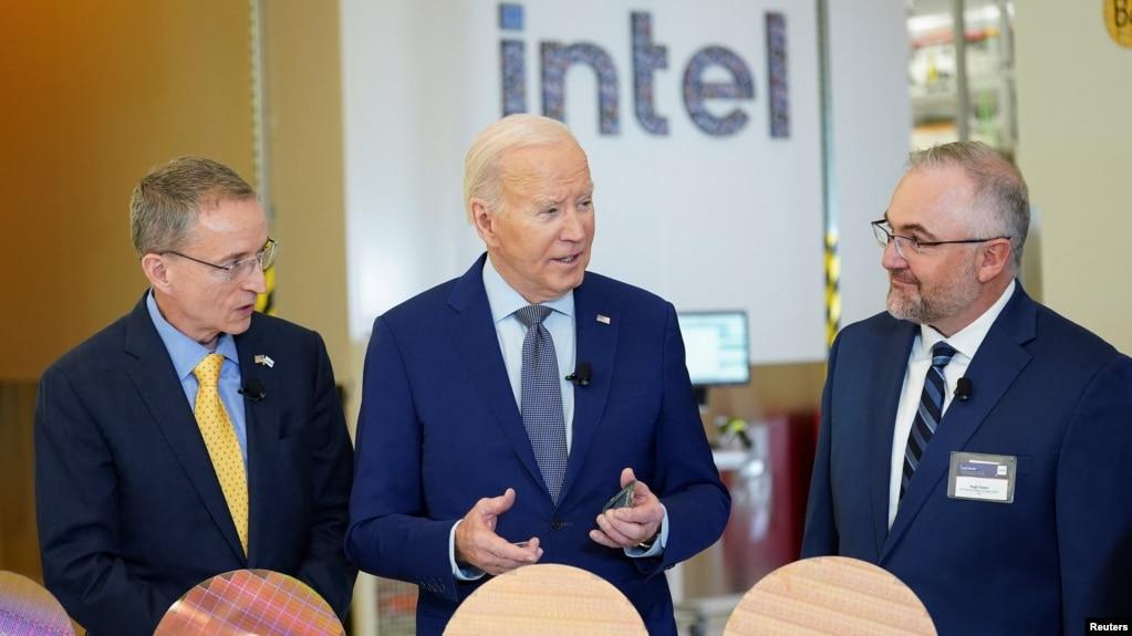 Tổng thống Mỹ Joe Biden và CEO của Intel Pat Gelsinger (trái) thăm cơ sở Intel Ocotillo, bang Arizona, 20/3/2024 (REUTERS/Kevin Lamarque).
