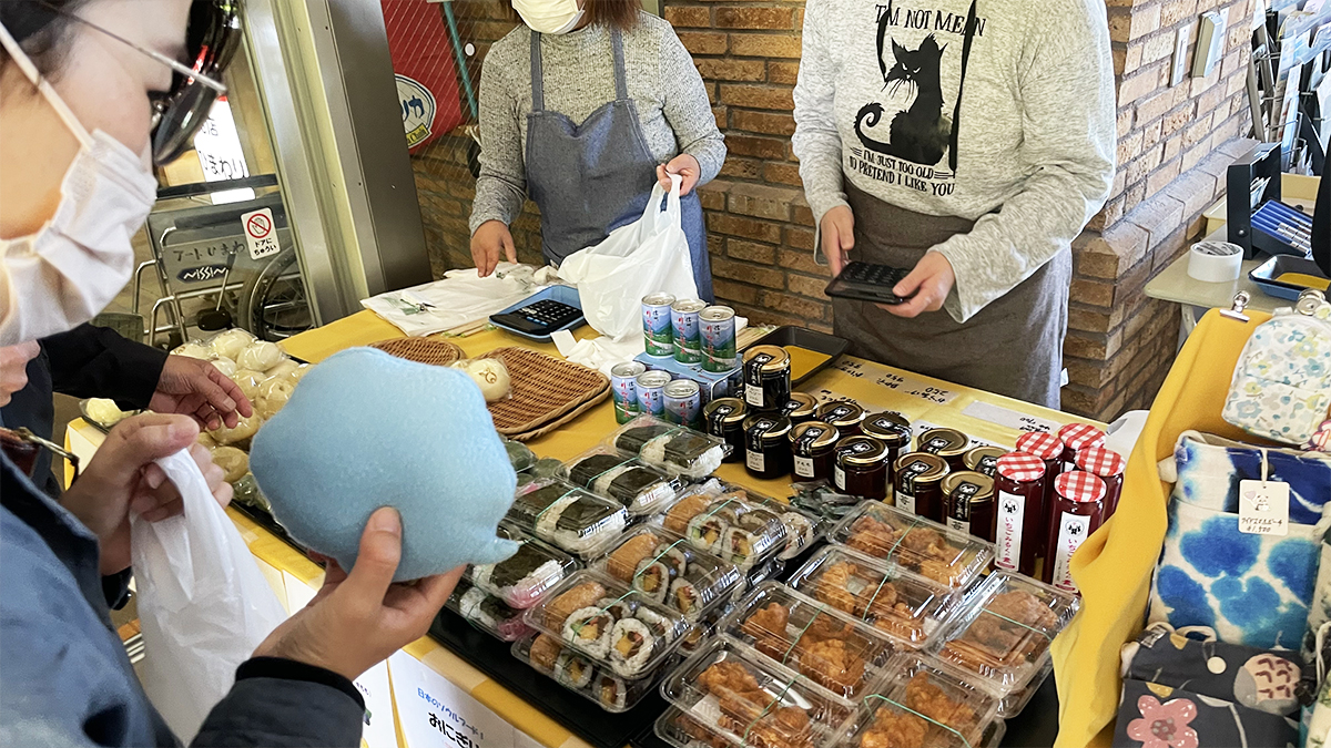 多摩草むらの会の皆さんが作られた食品。おにぎりや唐揚げ、おまんじゅうなど。