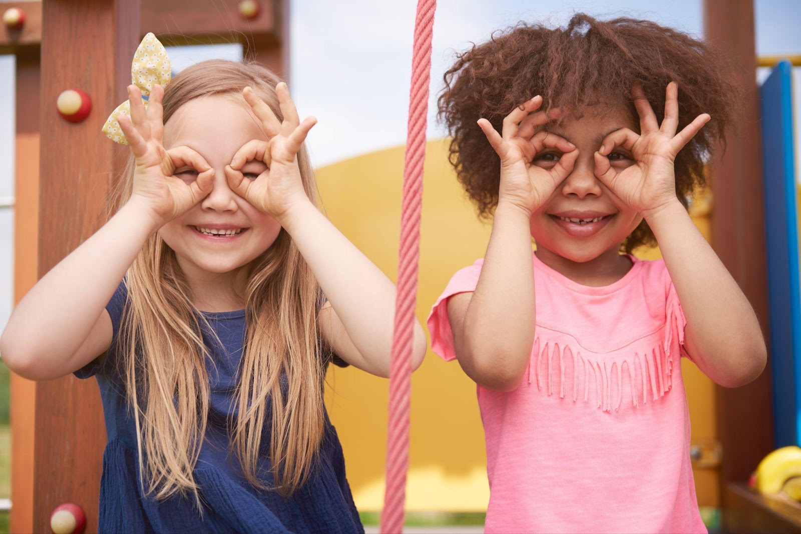 Duas meninas pequenas brincando em um playground