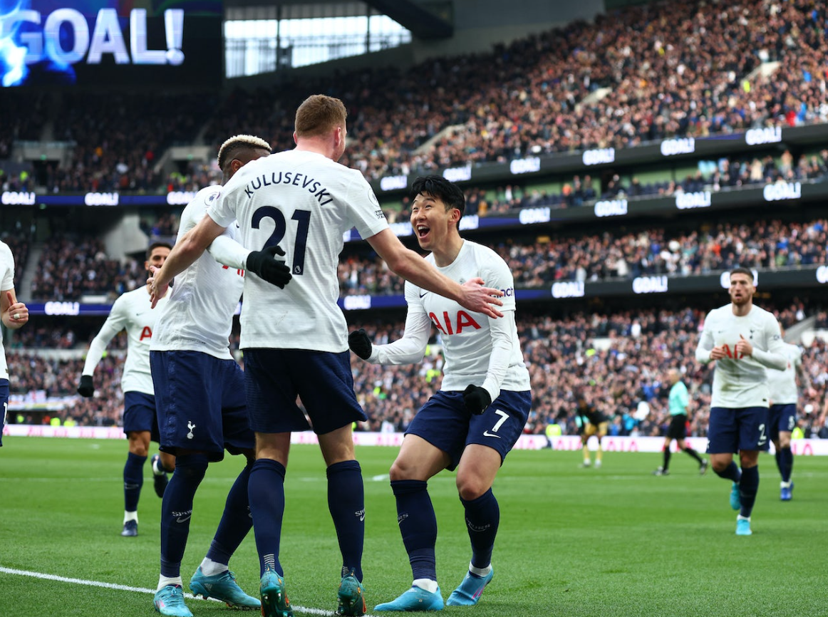 Cầu thủ Tottenham ăn mừng bàn thắng