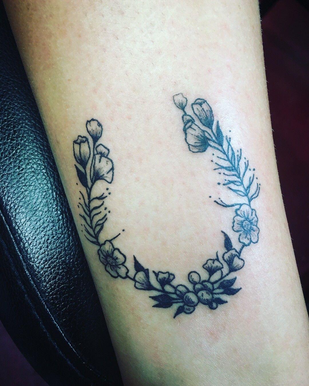Botanical Horseshoe Tattoo | Tattoo Ideas and Inspiration | Cowgirl tattoos, Horse shoe tattoo, Western tattoos