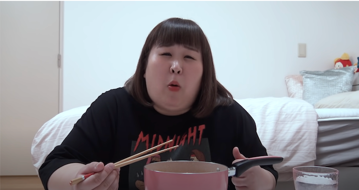 YouTube「3時のヒロイン公式チャンネル」の動画より、1人で食事する姿を公開するかなで