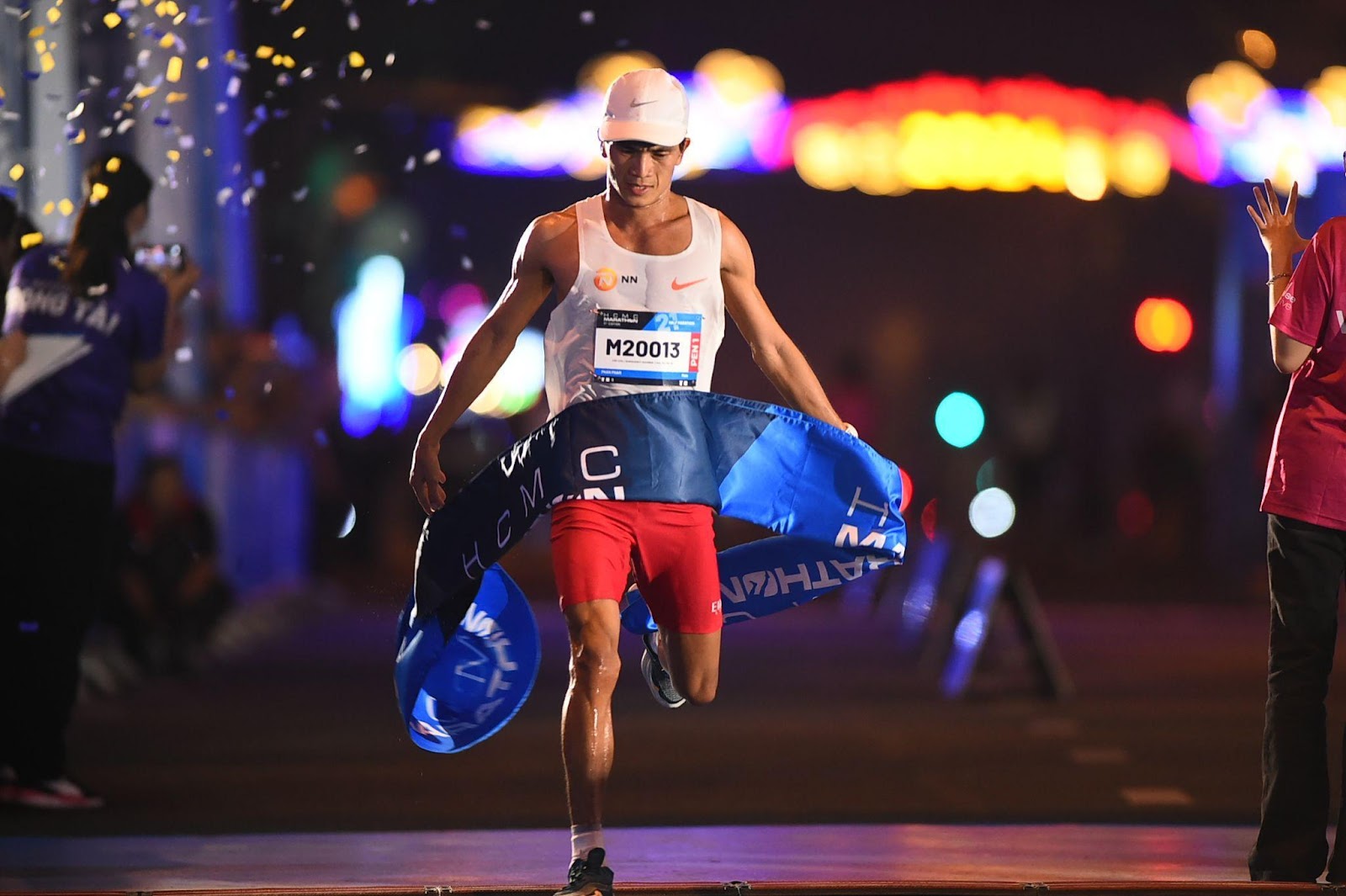  Hàng ngàn người chạy bộ mở đầu năm mới 2024 cùng HCMC Marathon