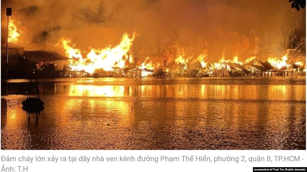 Cháy lớn xảy ra ven kênh Tàu Hũ ở Tp.HCM, 1/4/2024.