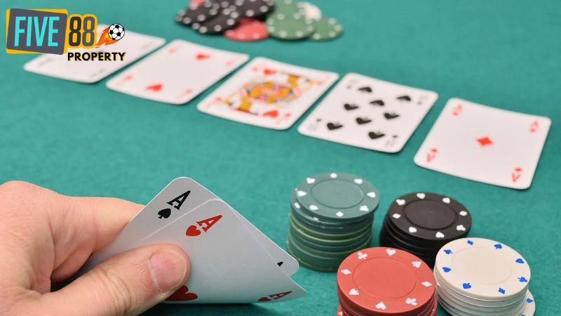 Poker sử dụng bộ bài Tây để tiến hành ván cược