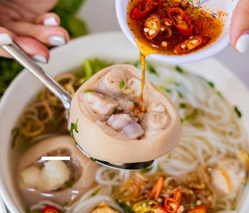 Serving banh canh gio heo