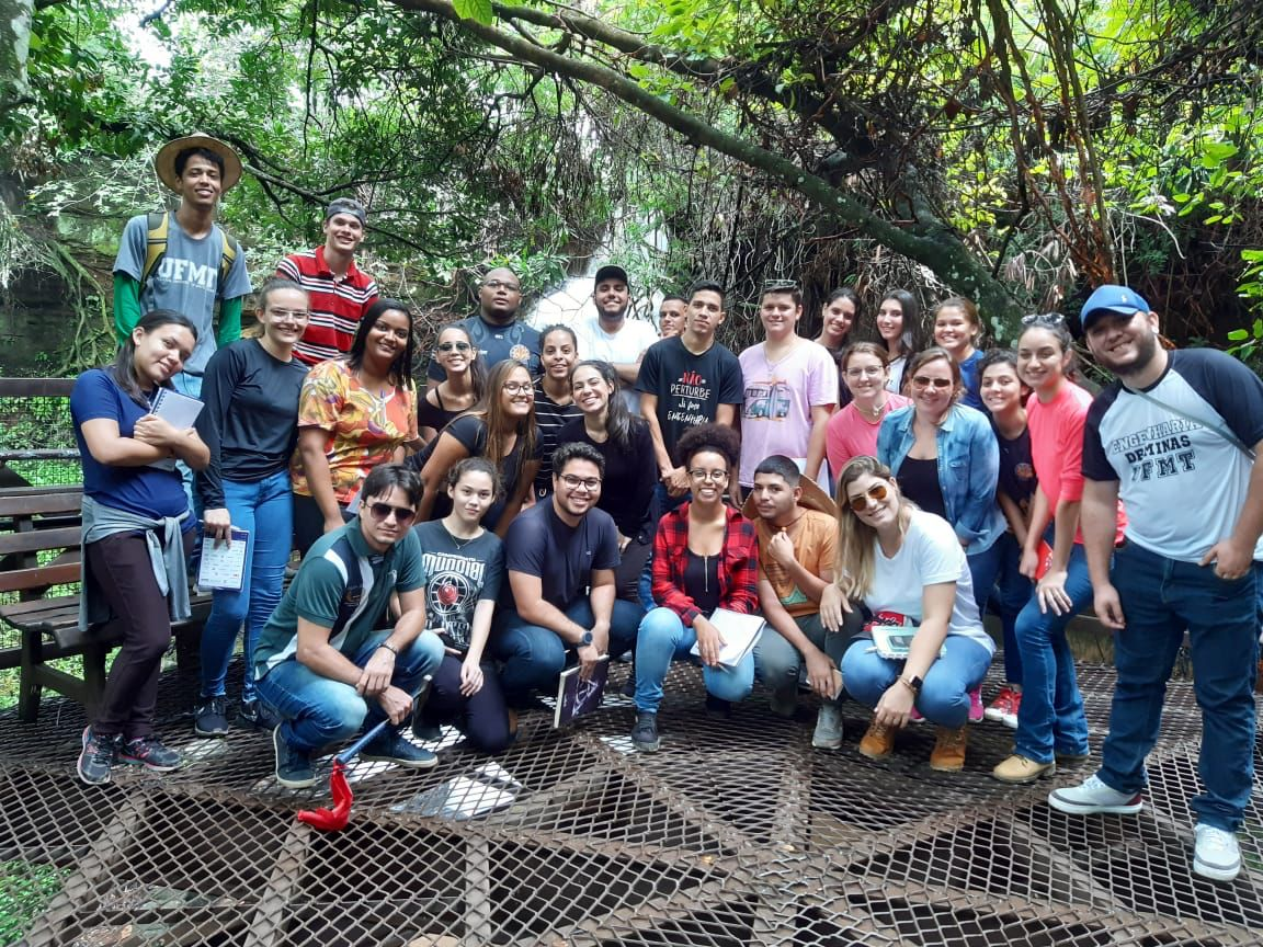 Grupo de pessoas em um parque

Descrição gerada automaticamente