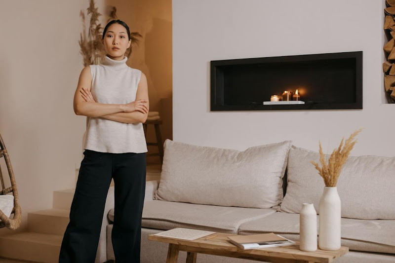 Free A Cozy Living Room and a Woman with Her Arms Crossed Stock Photo
