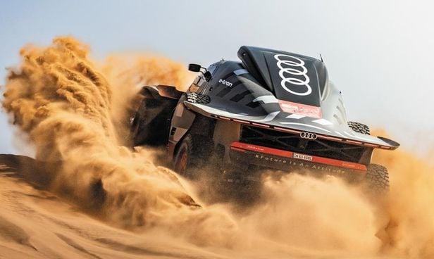 지난 5~19일 사우디아라비아에 있는 사막에서 열린 ‘죽음의 경주’ 다카르 랠리에서 아우디 RS Q e트론이 모래를 헤치며 사막을 달리고 있다. 전기모터 2개로 달리면서 가솔린 엔진으로 배터리를 충전하는 방식인데 전기 동력 차가 다카르 랠리에서 우승한 것은 이번이 처음이다.
/아우디