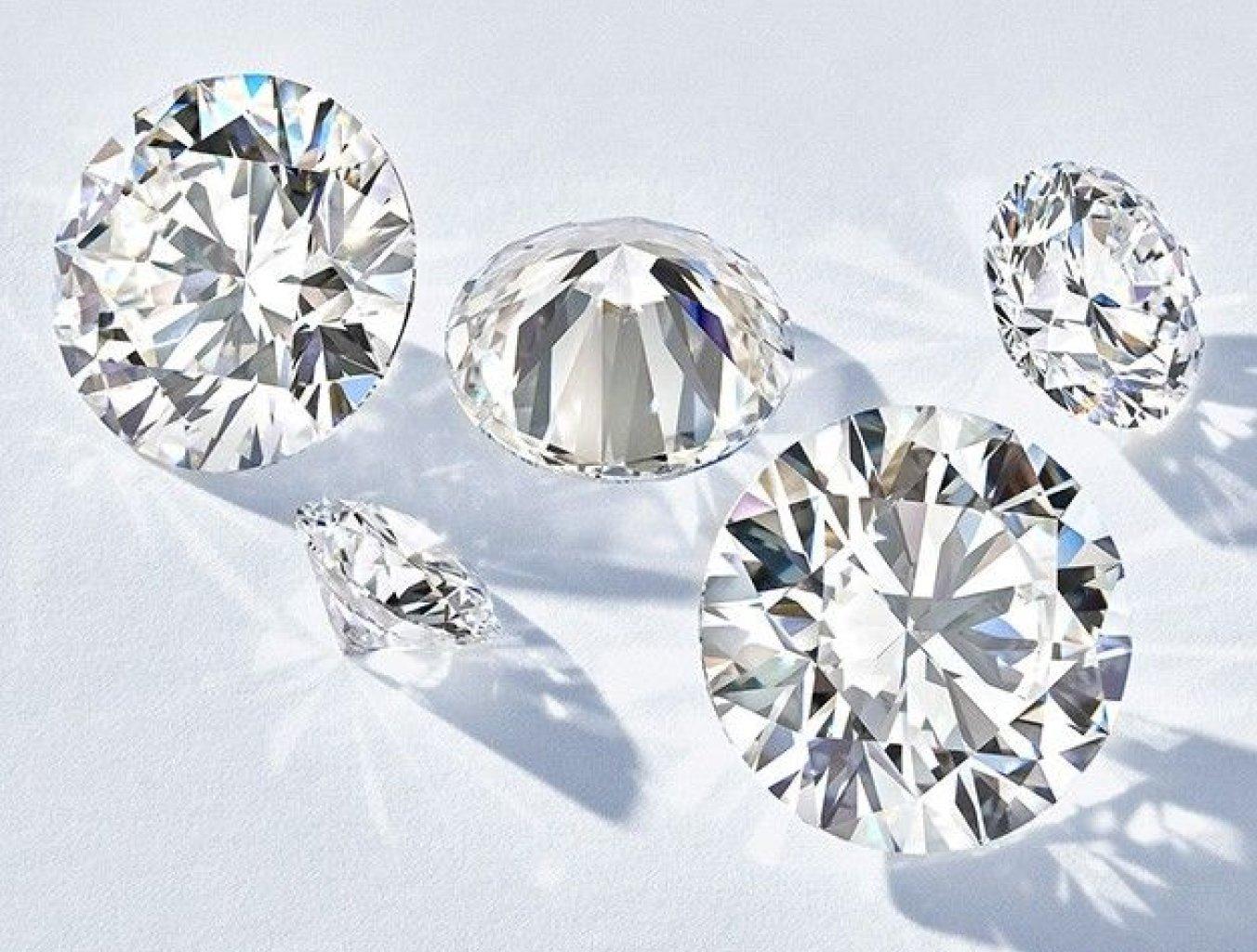 Assortment of loose round diamonds.