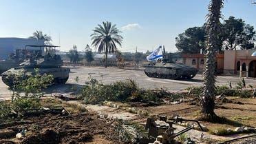 دبابات إسرائيلية عند الجانب الفلسطيني من معبر رفح - فرانس برس