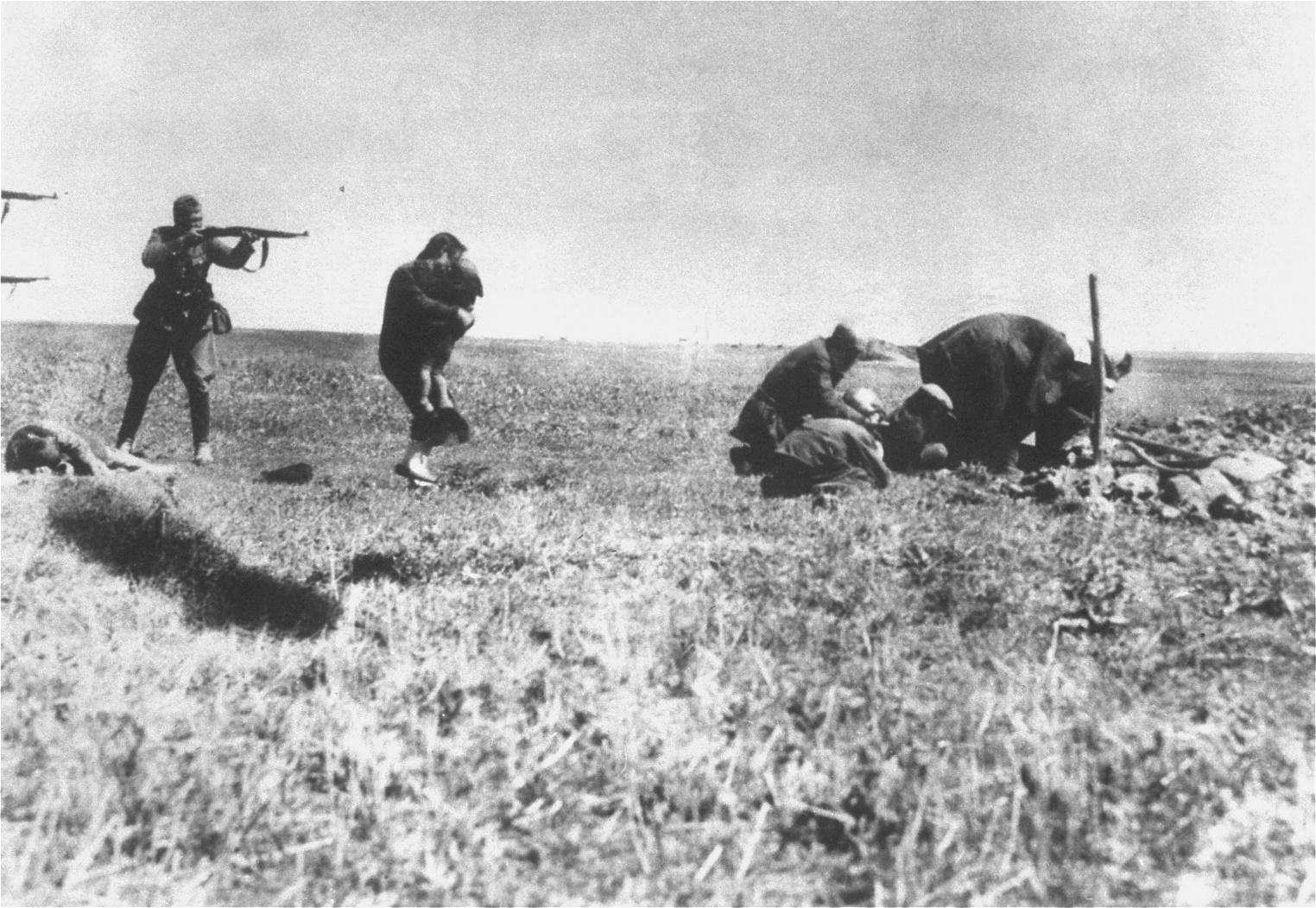 https://voicefromrussia.ch/wp-content/uploads/2023/11/Einsatzgruppen_murder_Jews_in_Ivanhorod_Ukraine_1942.jpg