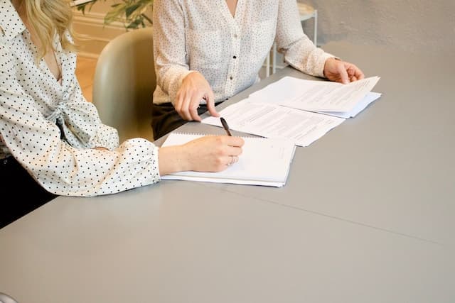 2 people signing a contract