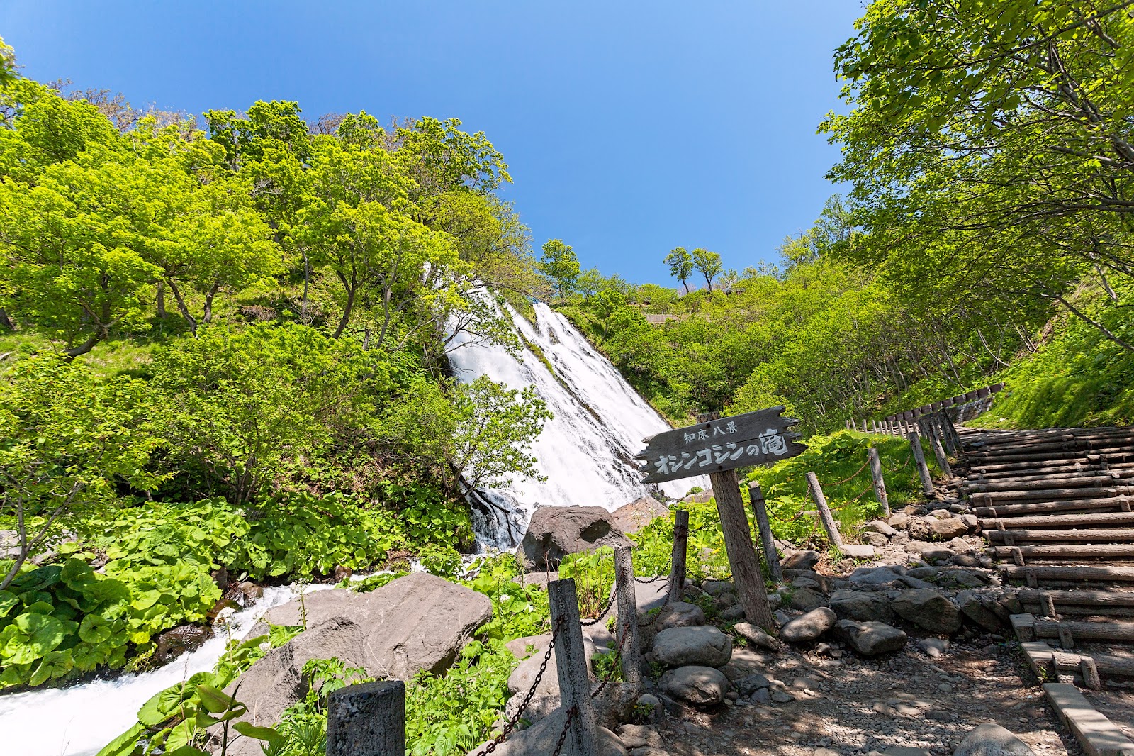 ３、斜里｜マイナスイオンあふれる知床最大の滝「オシンコシンの滝」
