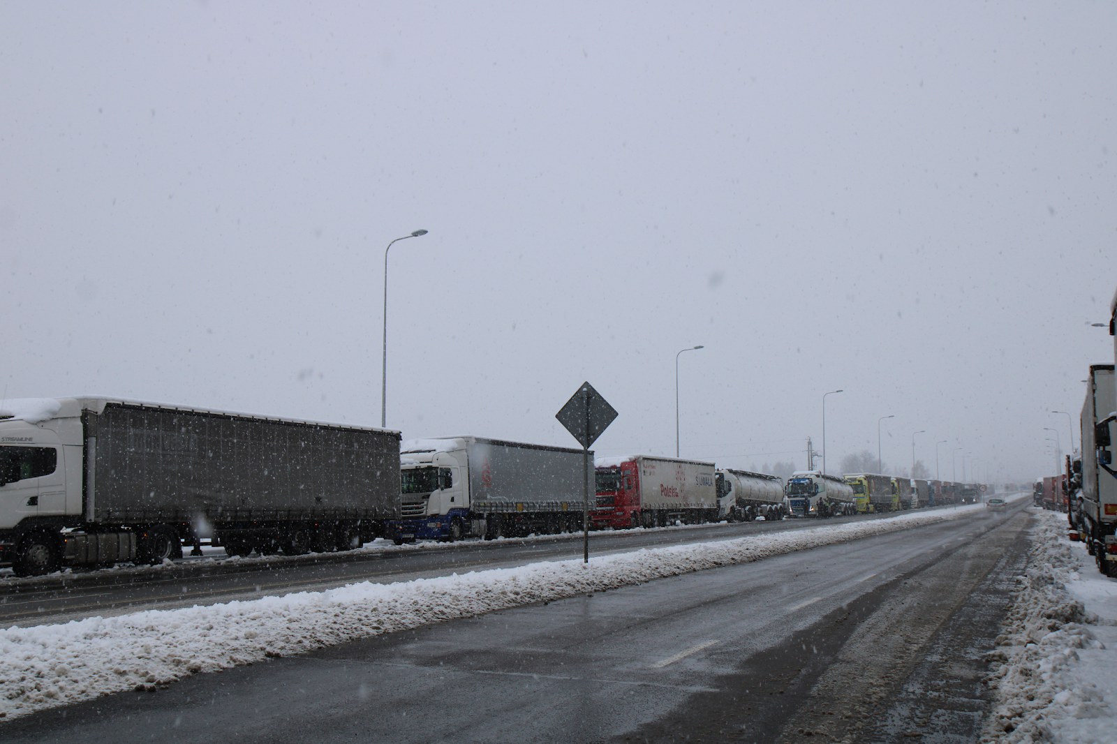 Cherga de coches de la ciudad polaca de Przemysl.