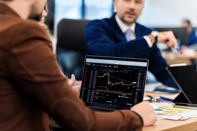 Rolul esențial al brokerilor de investiții 