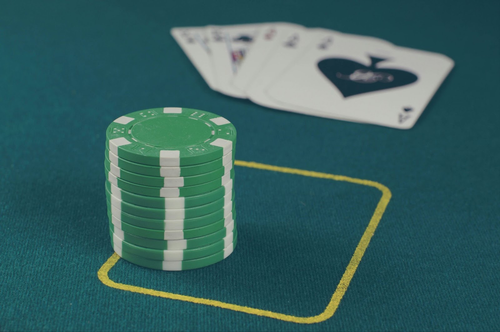 Comparison of online poker and live poker