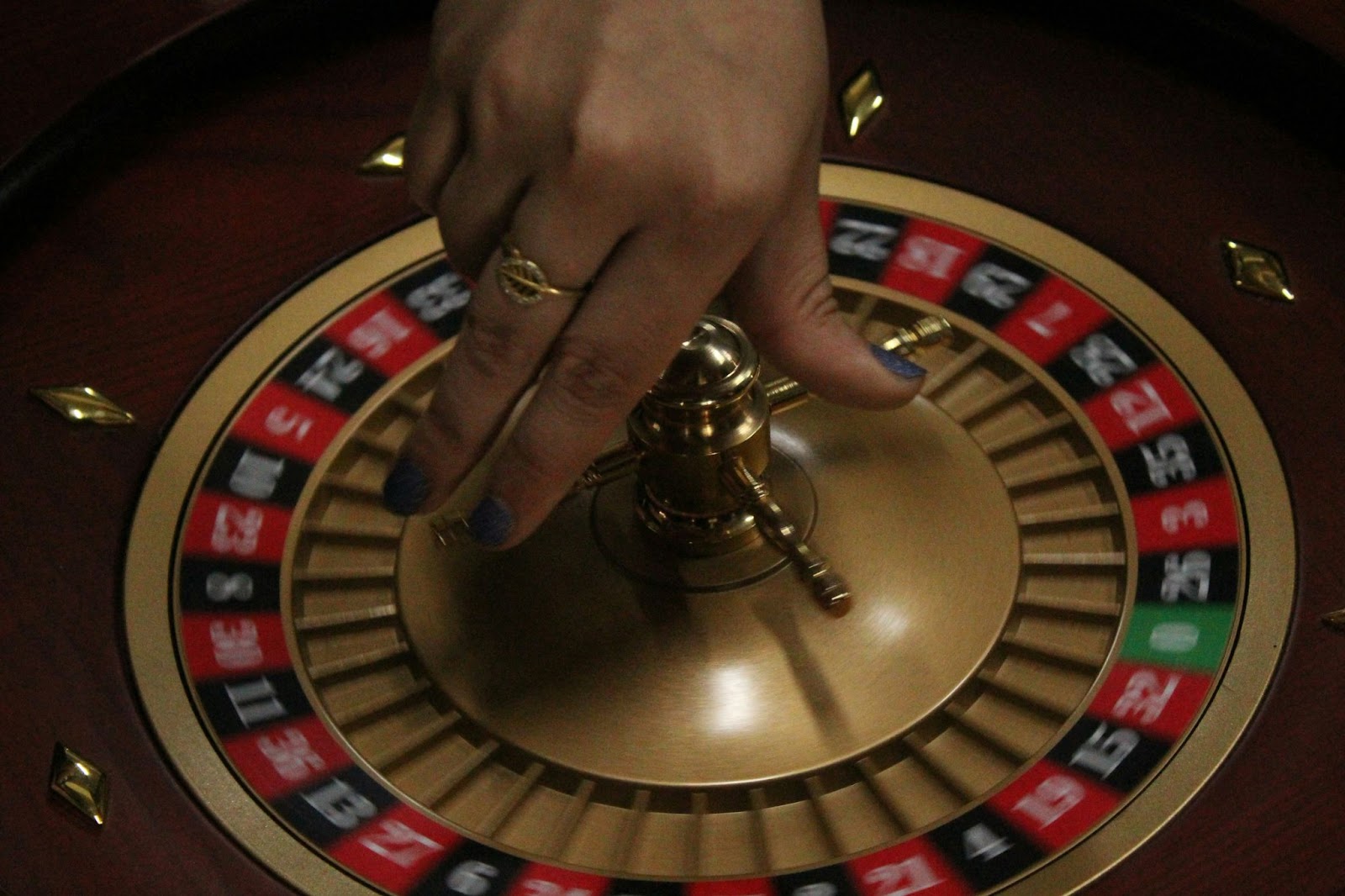 Advantages of playing roulette at online casinos compared to playing at traditional land-based casinos