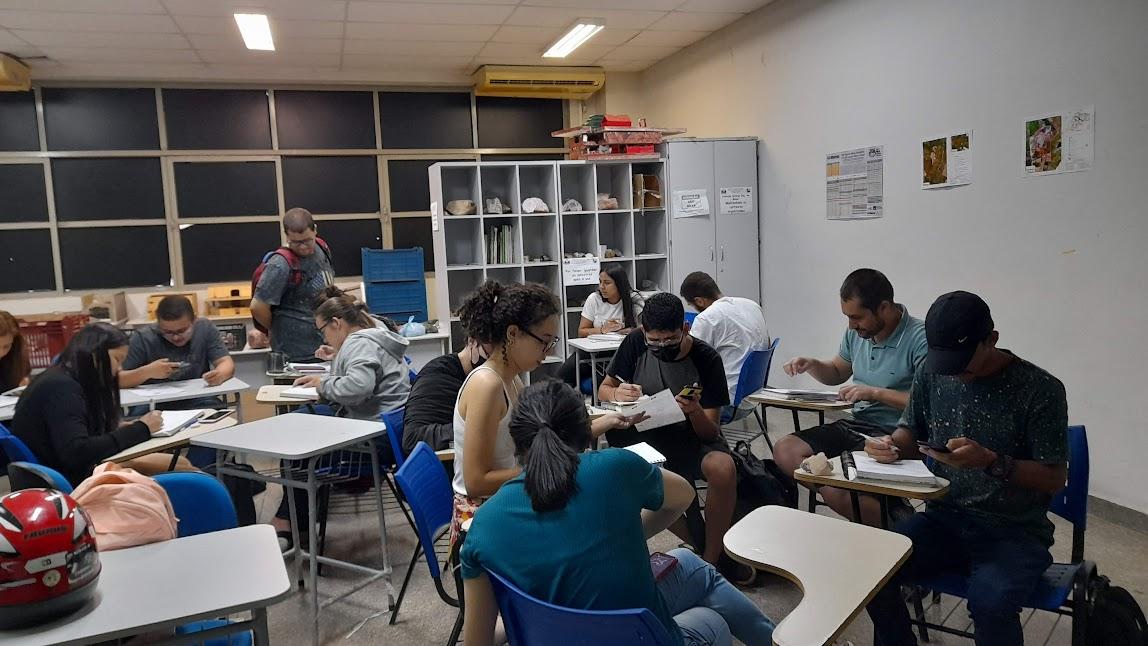 Grupo de pessoas sentadas ao redor de uma mesa

Descrição gerada automaticamente