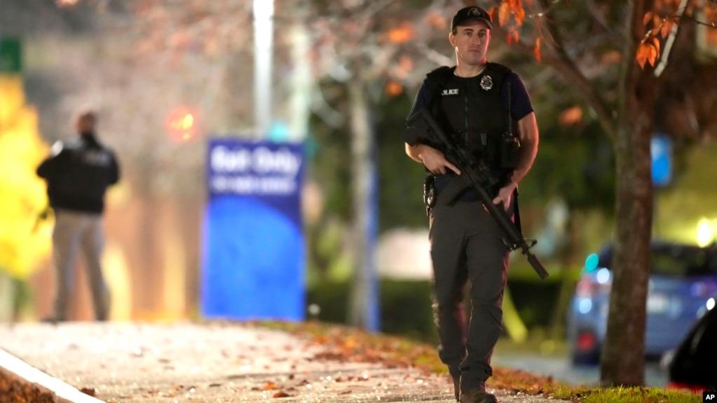Cảnh sát làm nhiệm vụ bên ngoài Trung tâm Y tế Maine, Lewiston, ngày 25/10/2023.