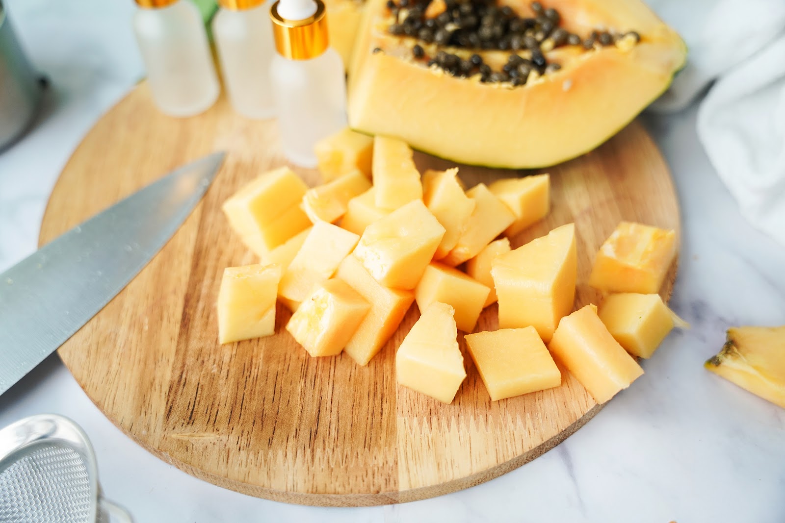 Cut the papaya into chunks.