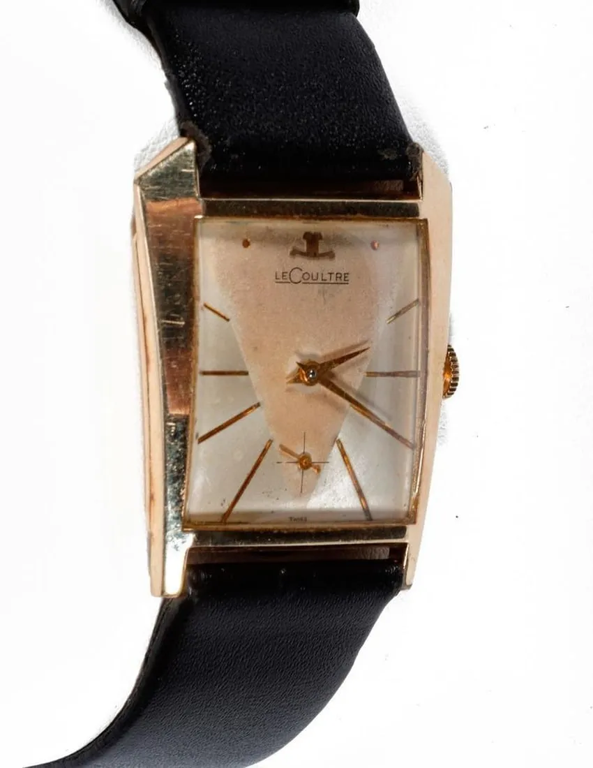 A watch with a black strap

Description automatically generated