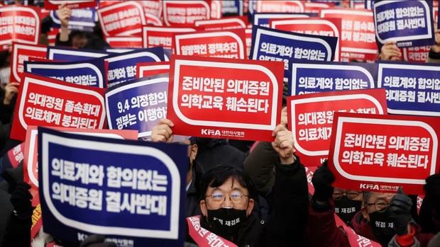 https://nghiencuuquocte.org/wp-content/uploads/2024/03/70.-South-Koreas-economic-future-at-stake-in-doctors-strike.jpg