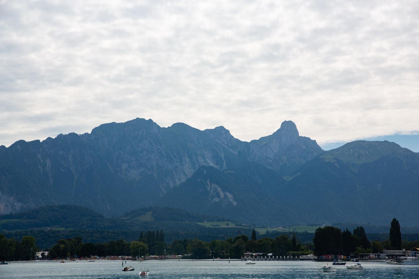 A lake with mountains in the background

Description automatically generated