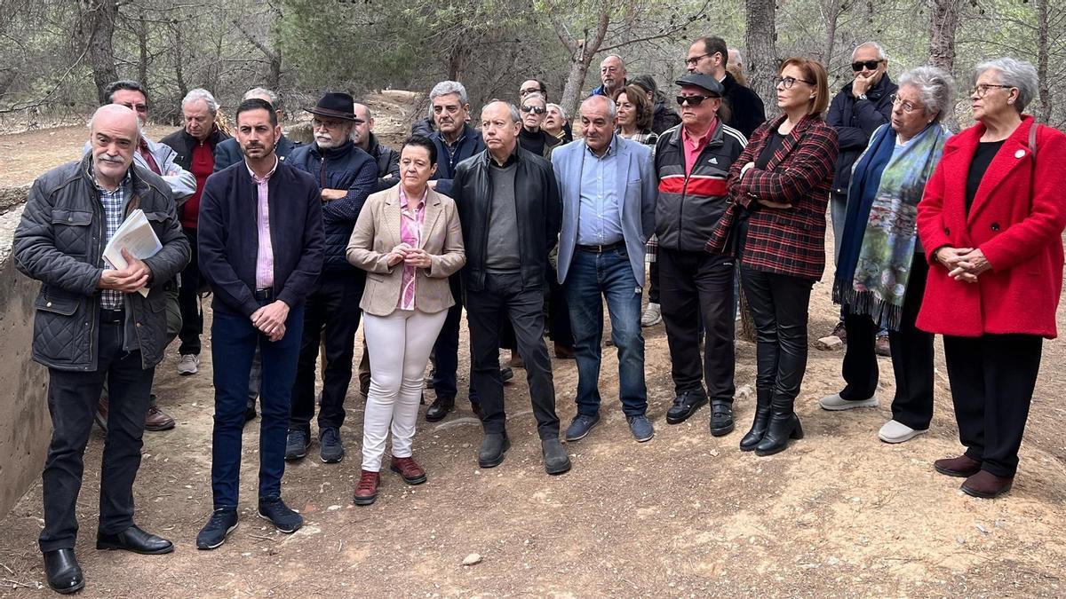 Familiares de víctimas, políticos, sindicatos y personalidades de la cultura protestan contra la proposición de ley de 'concordia' frente al Paredón de España en Paterna.