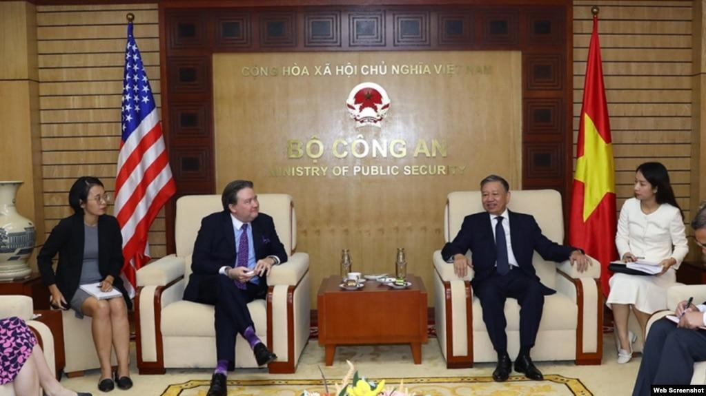 Bộ trưởng Công an Việt Nam Tô Lâm tiếp Đại sứ Mỹ tại Hà Nội Marc Knapper tại trụ sở của Bộ ở Hà Nội hồi tháng 9/2022. Theo Reuters, hàng chục công ty Mỹ sẽ họp với Bộ Công an và Bộ Quốc phòng ở Hà Nội vào tuần tới.