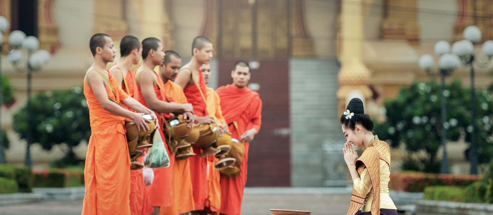 woman-bowing-to-monks