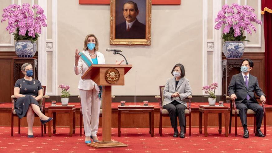 La présidente de la Chambre des États-Unis Nancy Pelosi à côté de la présidente taïwanaise Tsai Ing-wen, le vice-président William Lai et la directrice de l'Institut américain de Taïwan Sandra Oudkirk