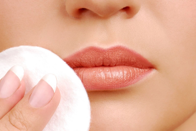 Làm sạch môi trước khi thoa son dưỡng