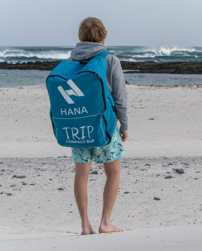 paddle gonflable de surf dans un sac de transport bleu