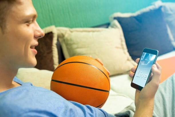 live sports stream on smartphone live sports stream on smartphone, sports app Live Streaming NBA  stock pictures, royalty-free photos & images