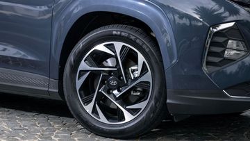 Hyundai Custin 2024 cung cấp 2 tùy chọn la-zăng 17 và 18 inch có thiết kế thể thao