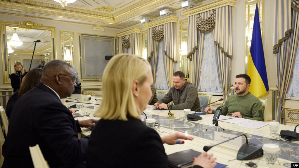 Tổng thống Ukraine Volodymyr Zelenzkyy (phải) họp với Bộ trưởng Quốc phòng Mỹ Lloyd Austin tại Kyiv ngày 20/11/2023. 