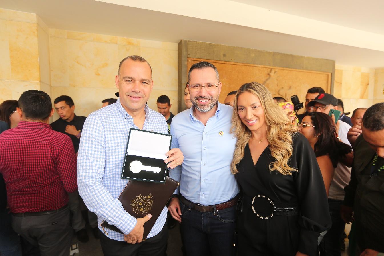 El Alcalde de Bucaramanga entrega las llaves de la ciudad a Rafael Dudamel, reconociendo su exitosa campaña