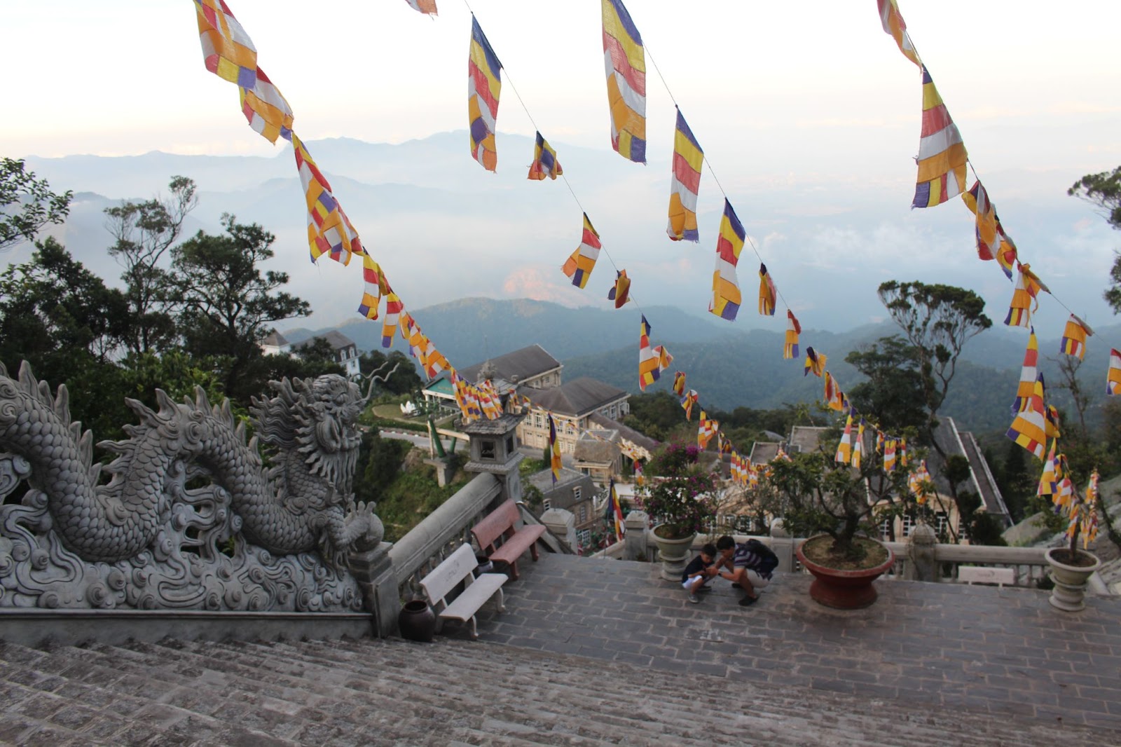 Turun Tangga Menuju Kuil Chùa Linh Ứng Ba Na Ba Na Hills Vietnam