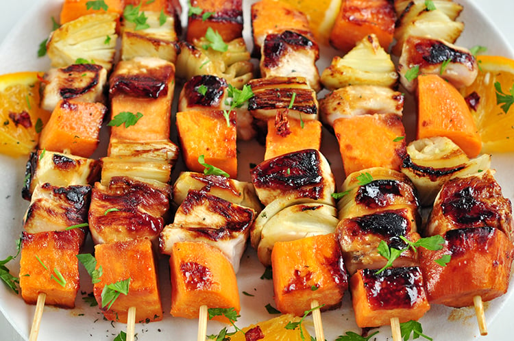 frango com cobertura de laranja e espetadas de batata doce