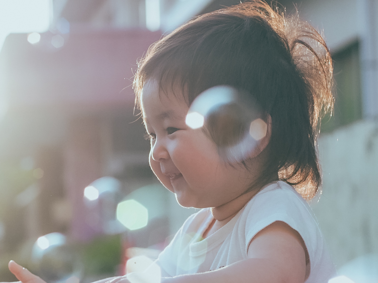 子供の顔とシャボン玉