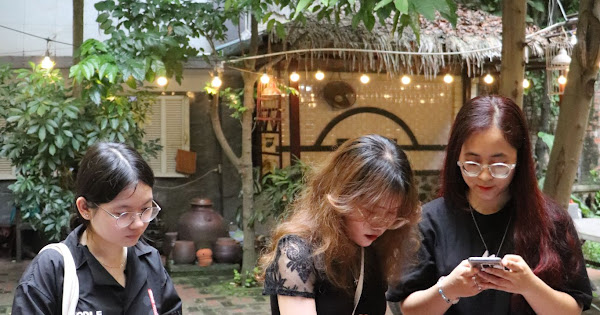  Rộn ràng 'Gian hàng yêu thương' gây quỹ cho trạm cứu hộ chó mèo của sinh viên Báo chí