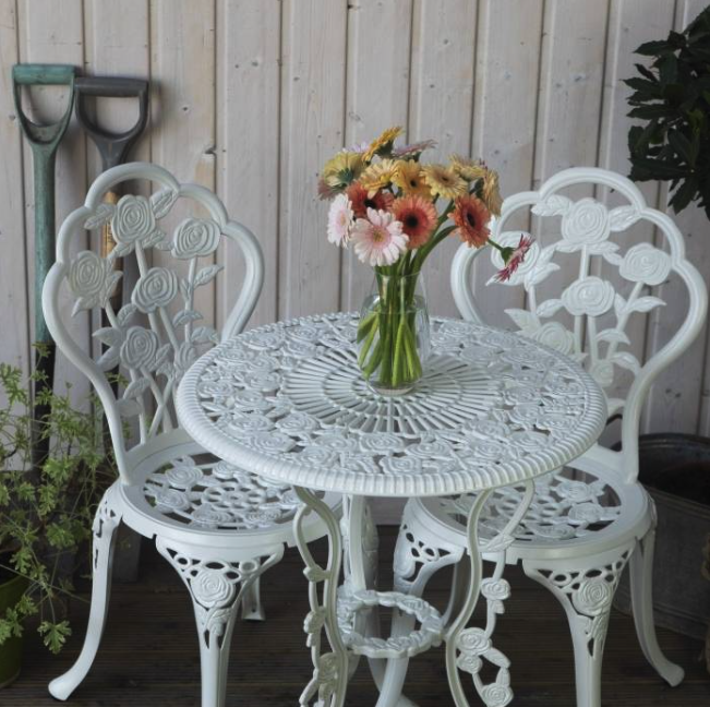 petite table de jardin ronde blanche à fleurs
