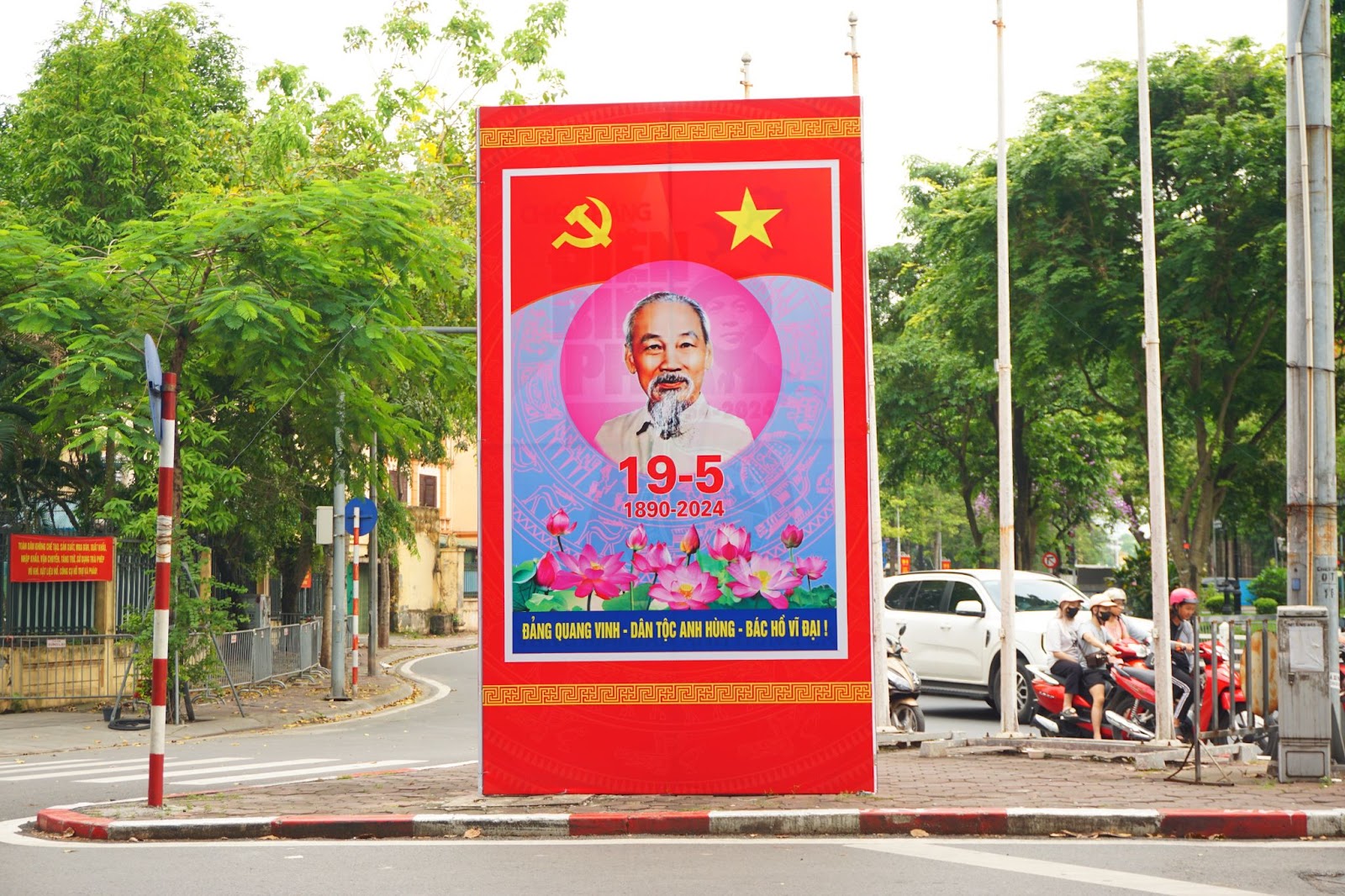 Hà Nội rợp sắc cờ hoa kỷ niệm ngày sinh Chủ tịch Hồ Chí Minh - Ảnh 11.