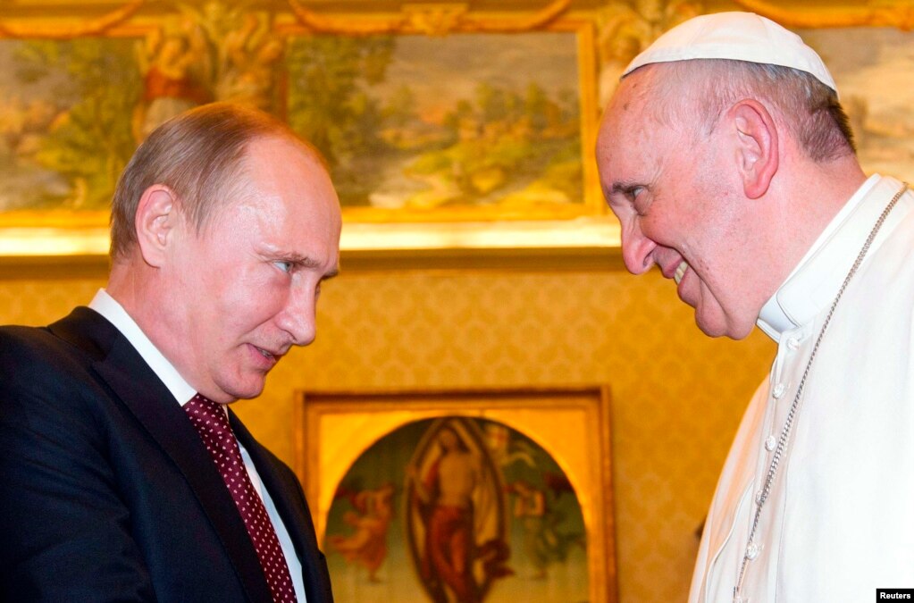 Папа Римський Франциск (праворуч) і президент Росії Володимир Путін. Ватикан, 25 листопада 2013 року