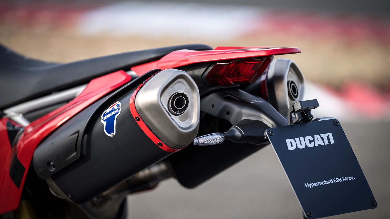 This Termignoni exhaust system significantly transforms (for the better) the behavior of this Hypermotard, in terms of performance and sensations in terms of sound.