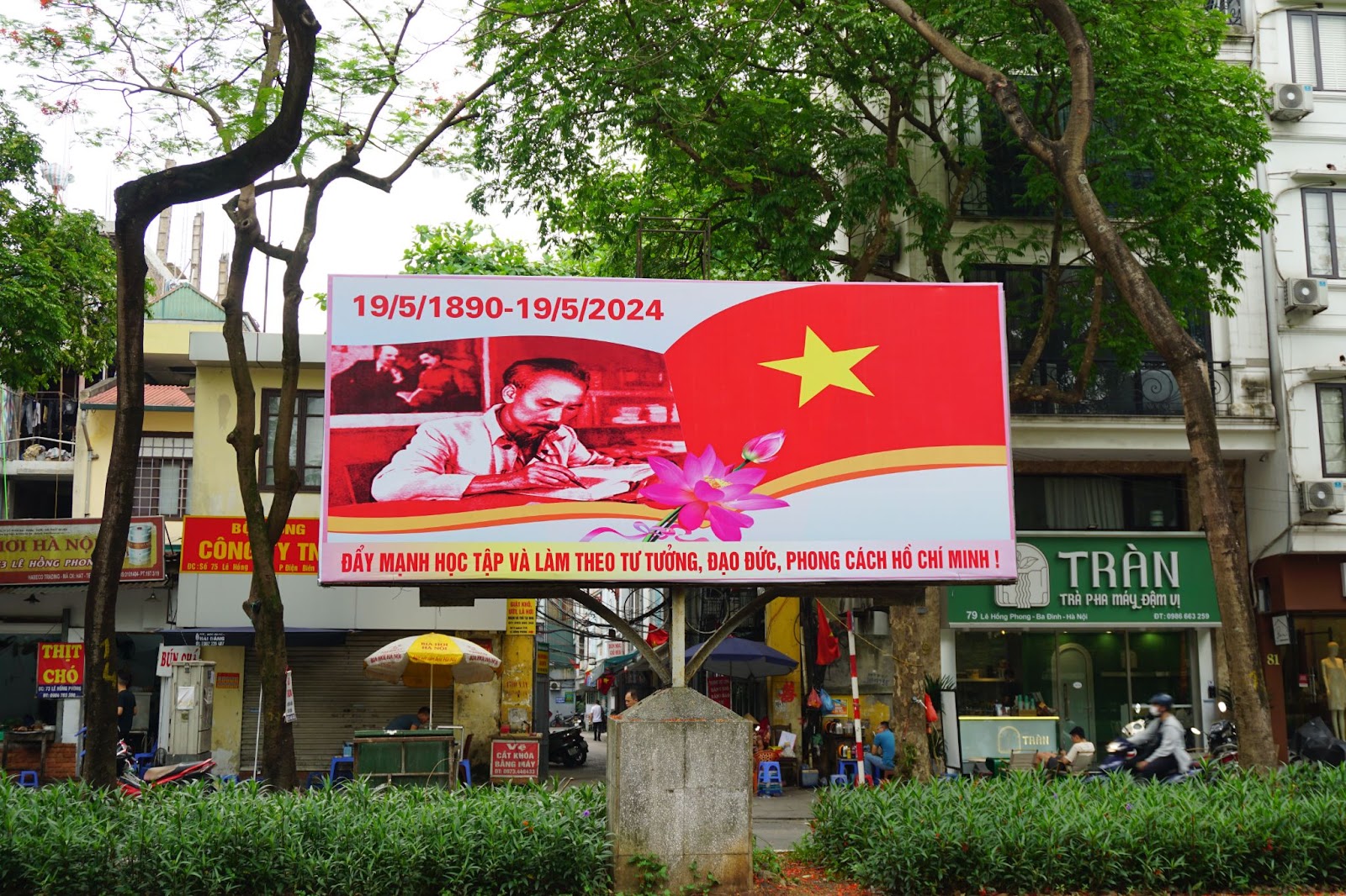 Hà Nội rợp sắc cờ hoa kỷ niệm ngày sinh Chủ tịch Hồ Chí Minh - Ảnh 5.