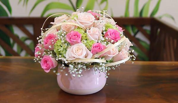 Cắm hoa để bàn đám cưới trong bình gốm