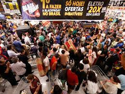 [alt tag]: Foto de dentro de uma loja lotada em São Paulo, com muitas pessoas segurando caixas de produtos e carrinhos de compra, demonstrando o grande movimento de uma loja que fez planejamento de vendas para aproveitar bem a Black Friday. Foto: Leonardo Benassatto/Futura Press/Estadão Conteúdo/G1