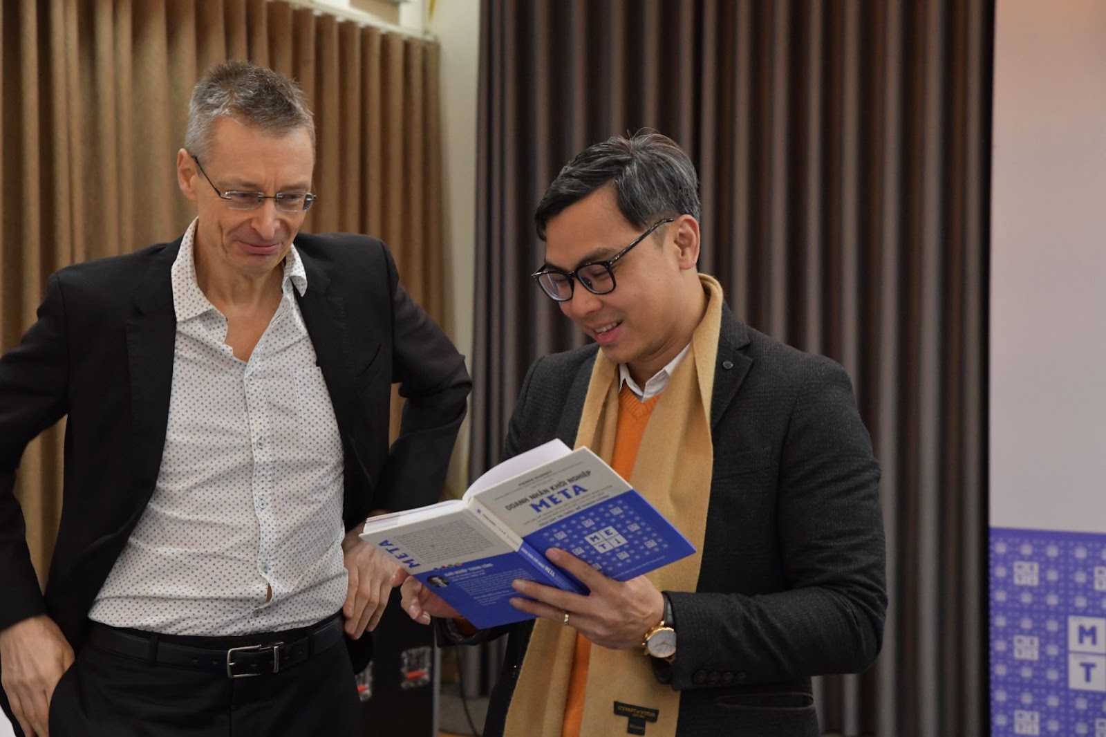 Director of IFI Phùng Danh Thắng checking the book with author Pierre Bonnet
